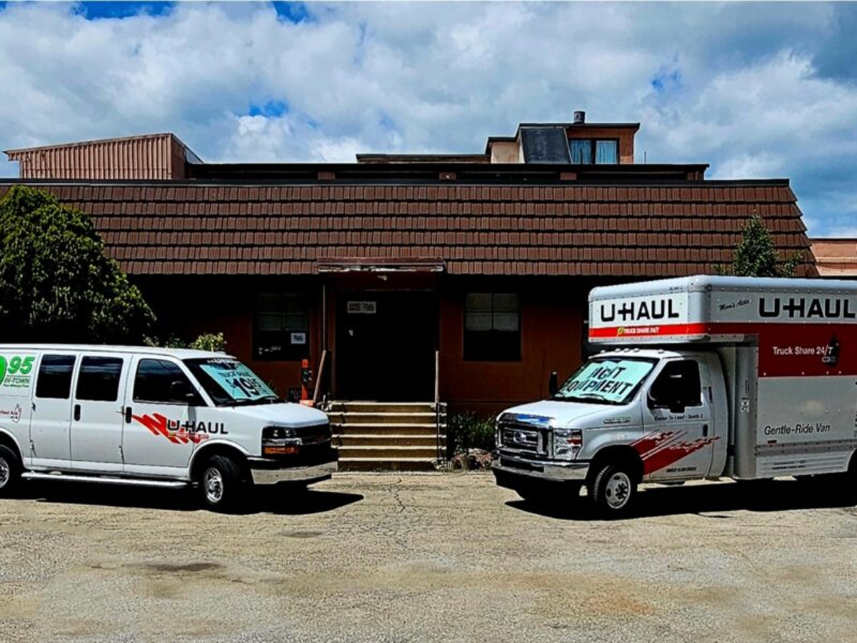 //rossanotowing.com/wp-content/uploads/2025/06/uhaul-newton-nj-rossano-ps.jpeg